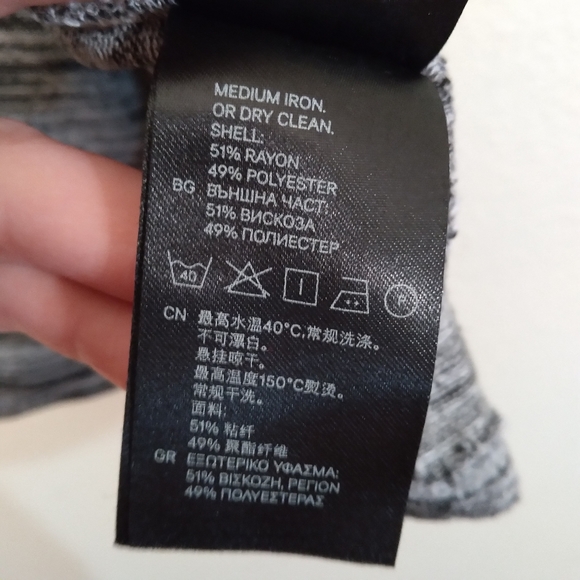 Divided H&M gray and black stretchy crop top size small - Picture 6 of 7